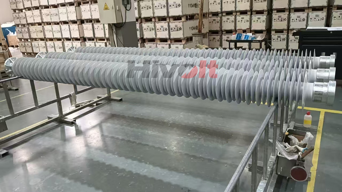 Isolateurs pour postes de station en caoutchouc de silicone pour transmission électrique haute tension